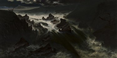 Bergstroom bij Finmarken in Noorwegen bij maanlicht