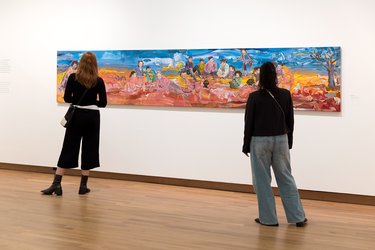 Bezoekers in de tentoonstelling 'Een Vloedgolf van Levenslust', 2026, foto Aad Hoogendoorn