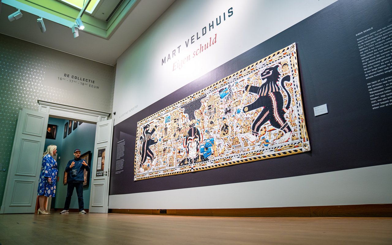 Wandtapijt Eigen schuld van Mart Veldhuis te zien als nieuwe aanwinst in Dordrechts Museum.