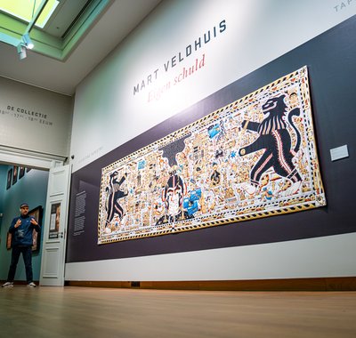 Wandtapijt Eigen schuld van Mart Veldhuis te zien als nieuwe aanwinst in Dordrechts Museum.