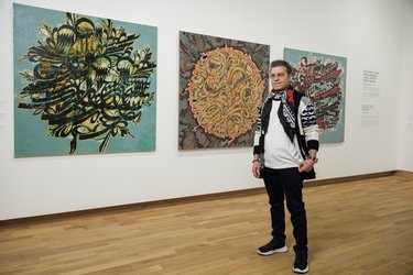 20. Shamseddin Moradi voor zijn werk. Galatea Kunstprijs 2025, Dordrechts Museum. Foto Bram Vreugdenhil
