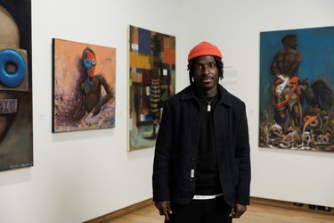 Charles Badoue bij zijn kunst, Galatea Kunstprijs 2025. Foto Bram Vreugdenhil
