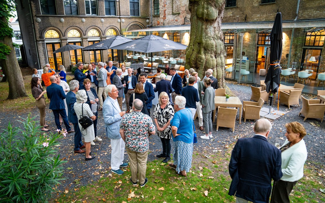 Killian Lindenburg - Borrel in de tuin - 2023