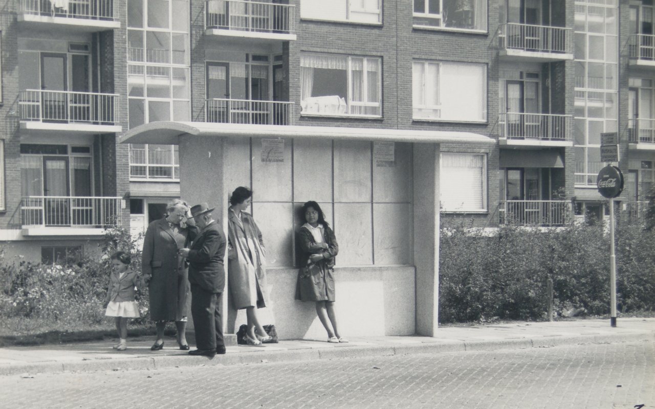 Bushokje aan de MH Trompweg in Dordrecht - 1961