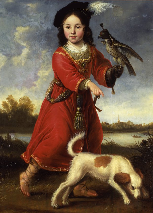 Jongetje in een rode jas en zwarte hoed met veer, met een hond en een valk op zijn hand.