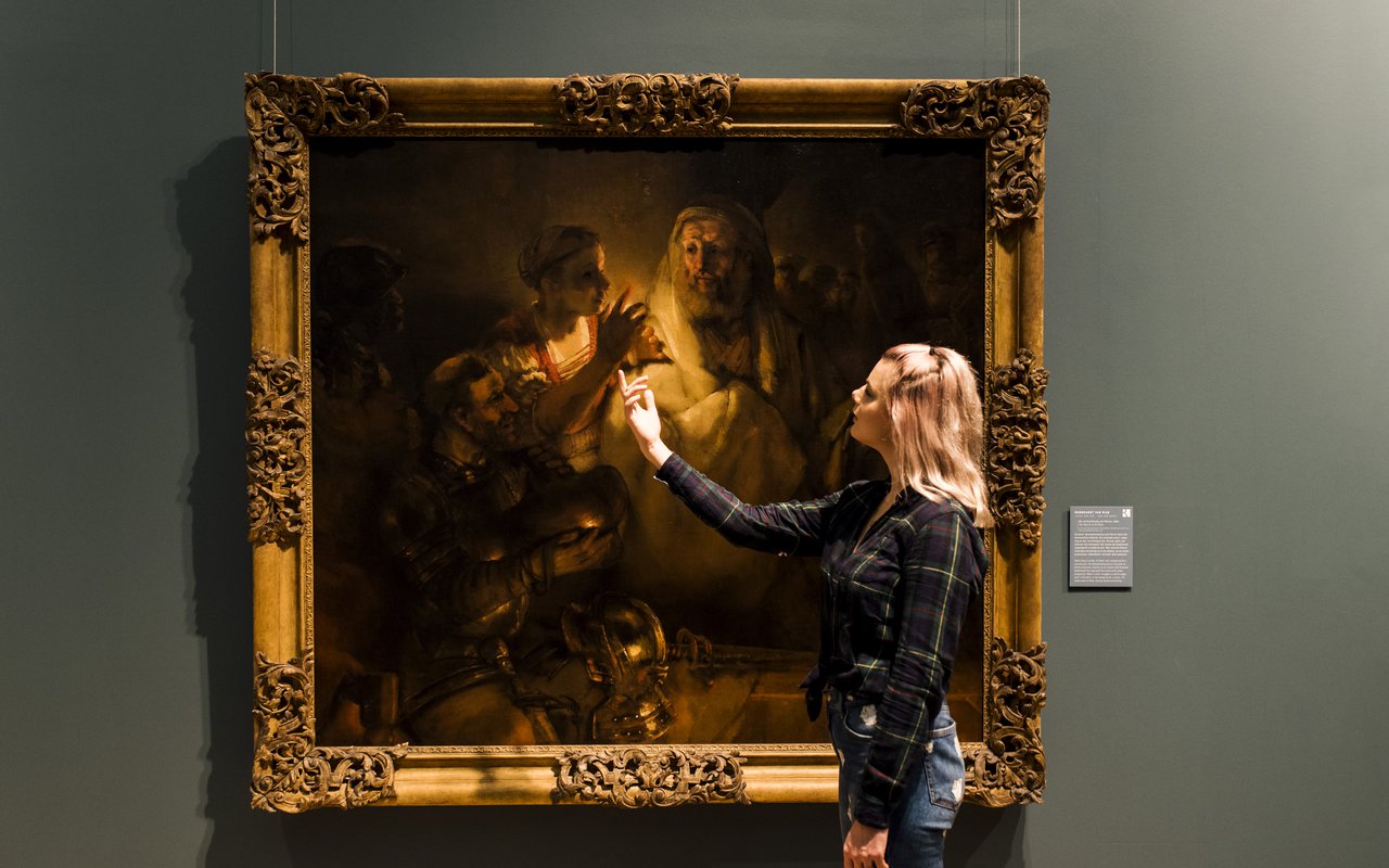Meisje bij schilderij