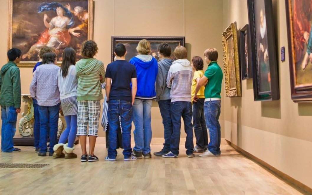 Een groep scholieren staat stil voor een schilderij in het Dordrechts Museum, tijdens het Schoolprogramma Ateliergeheimen.