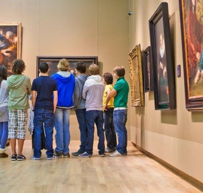 Een groep scholieren staat stil voor een schilderij in het Dordrechts Museum, tijdens het Schoolprogramma Ateliergeheimen.