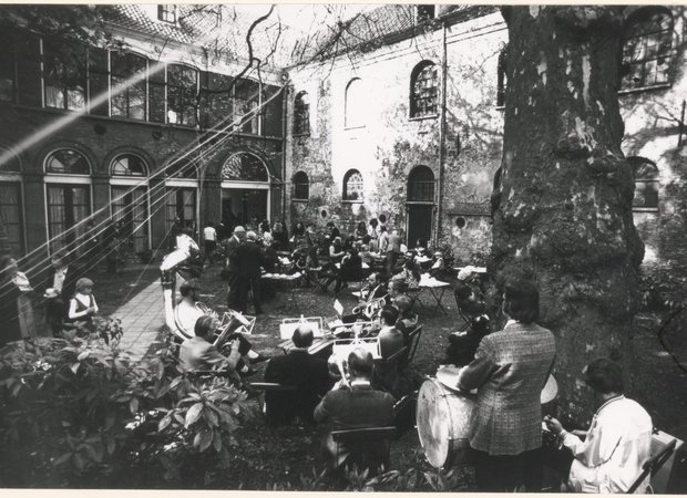 Foto Regionaal Archief Dordrecht - Concert in de tuin van het Dordrechts Museum. - 1972