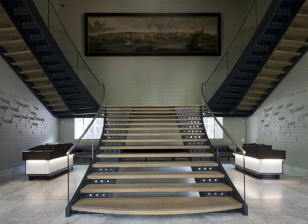 Dordrechts Museum na de verbouwing van 2010, centrale hal met trappen. - 2010