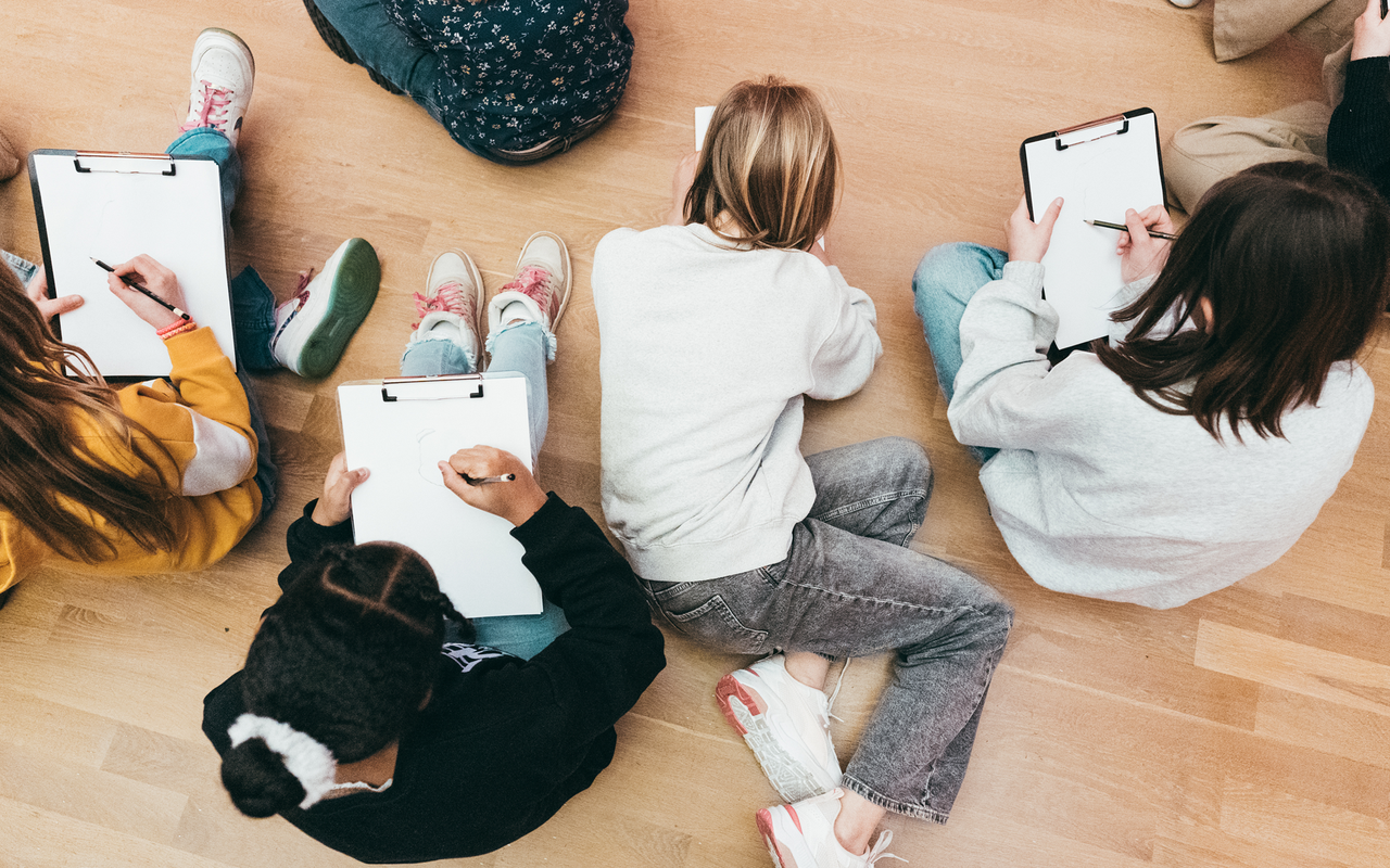 Kinderen tekenen op zaal