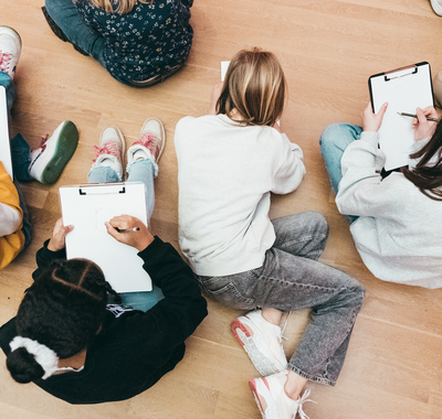 Kinderen tekenen op zaal