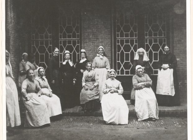 Foto Regionaal Archief Dordrecht - Een groep bewoners van het krankzinnigengesticht en enkele verpleegkundigen. - 1882