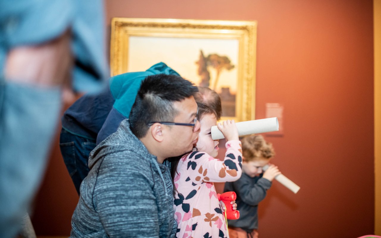Vader met kind op schoot in het Dordrechts Museum