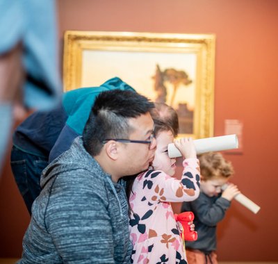 Vader met kind op schoot in het Dordrechts Museum