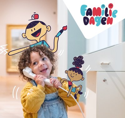 Een vrolijk jongetje luistert naar een audiotour in Dordrechts Museum. Kom tijdens de familiedagen langs met het gehele gezin.