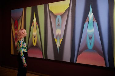 Kiss my soul bezoeker met schilderij Bodyscape