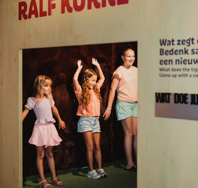 Lizzy van Leeuwen - Aai de muur in Ik zie, ik Zie - 2025