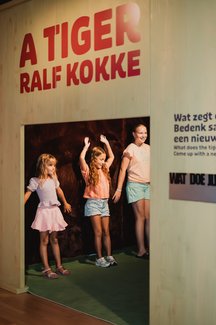 Aai de muur in Ik zie, ik Zie