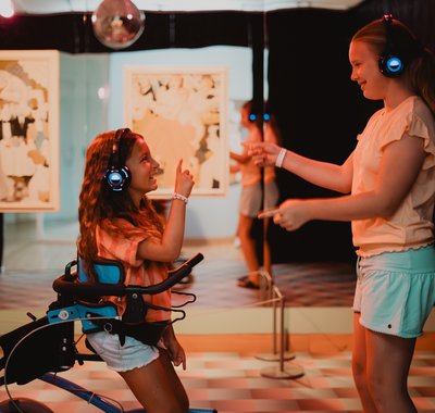 Lizzy van Leeuwen - Een dansje maken in de silent disco bij Ferdinand Erfmann - 2025