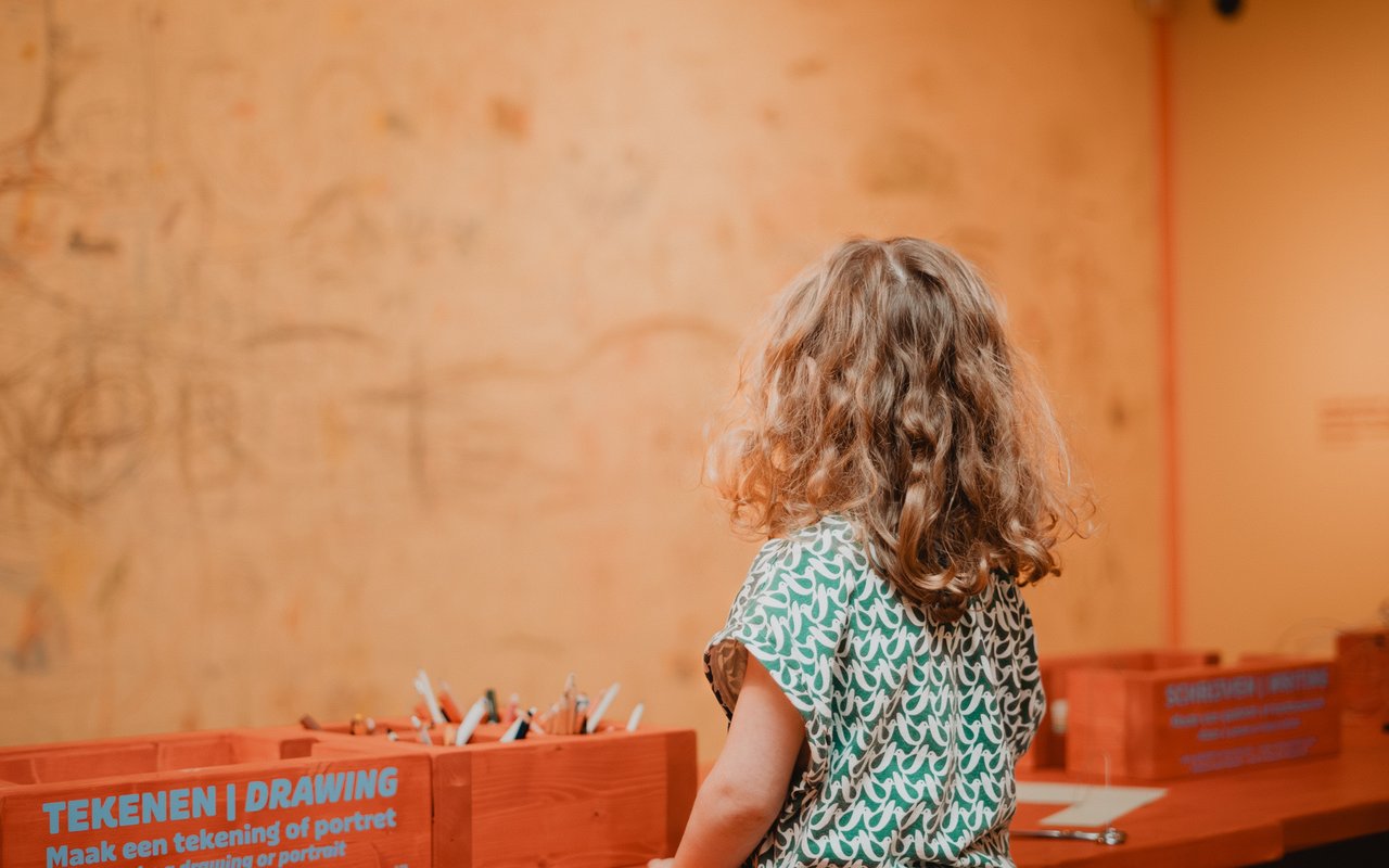 Lizzy van Leeuwen - Maaktafel in Ik zie, ik zie - 2025