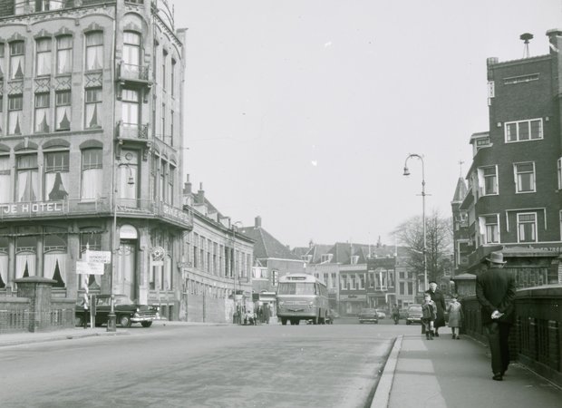 Regionaal Archief Dordrecht - Johan de Wittbrug richting Johan de Wittstraat en Bagijnhof. Links het Oranjehotel op de hoek van de Vest. - jaren 1950