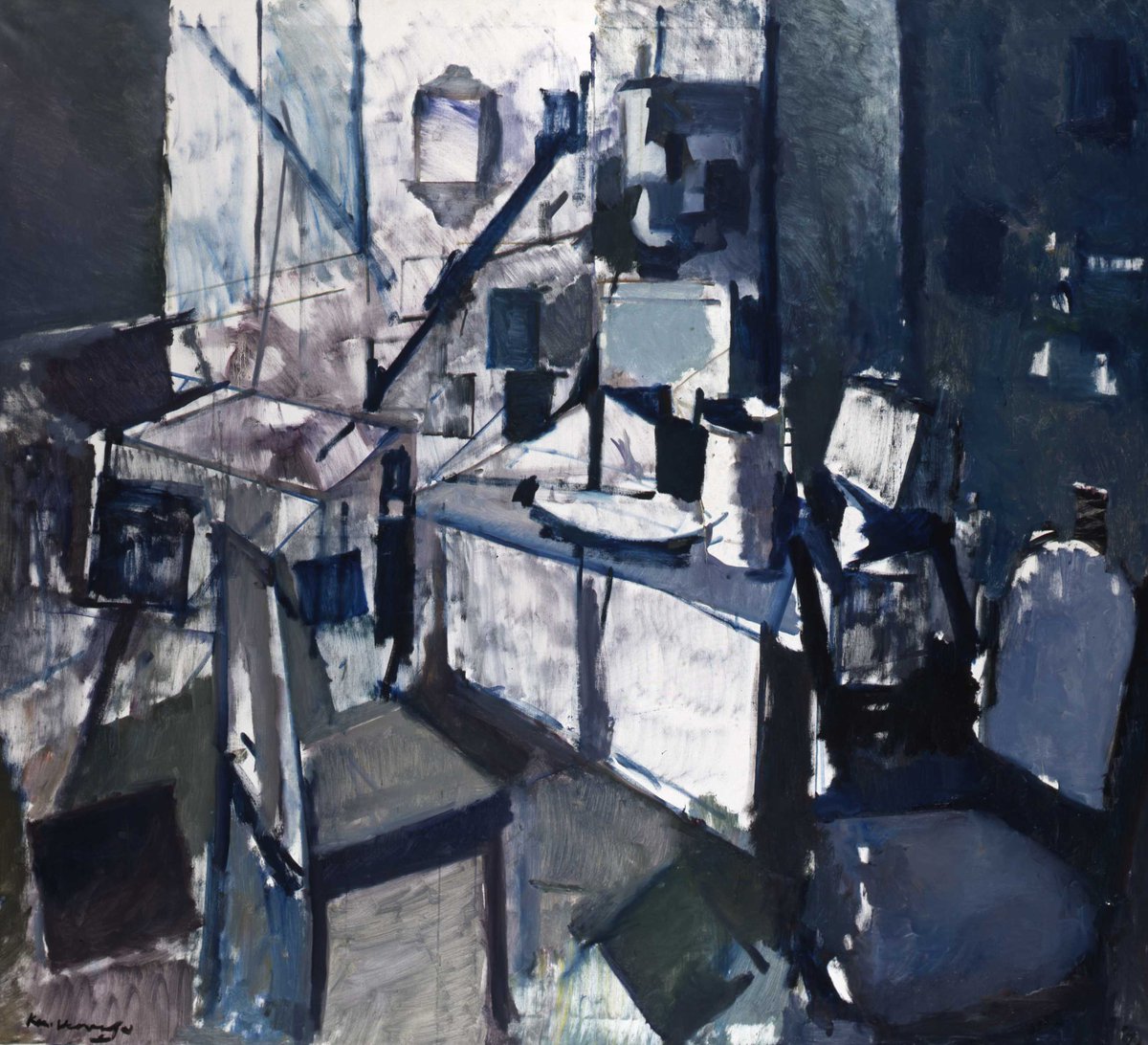 Atelierinterieur is abstract afgebeeld. In de ruimte zijn stoelen, een bureau en verschillende schilderijen aanwezig.