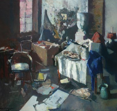 Het schilderij weergeeft een rommelig atelier. Er zijn verschillende voorwerpen afgebeeld zoals stoelen, tafels en vazen