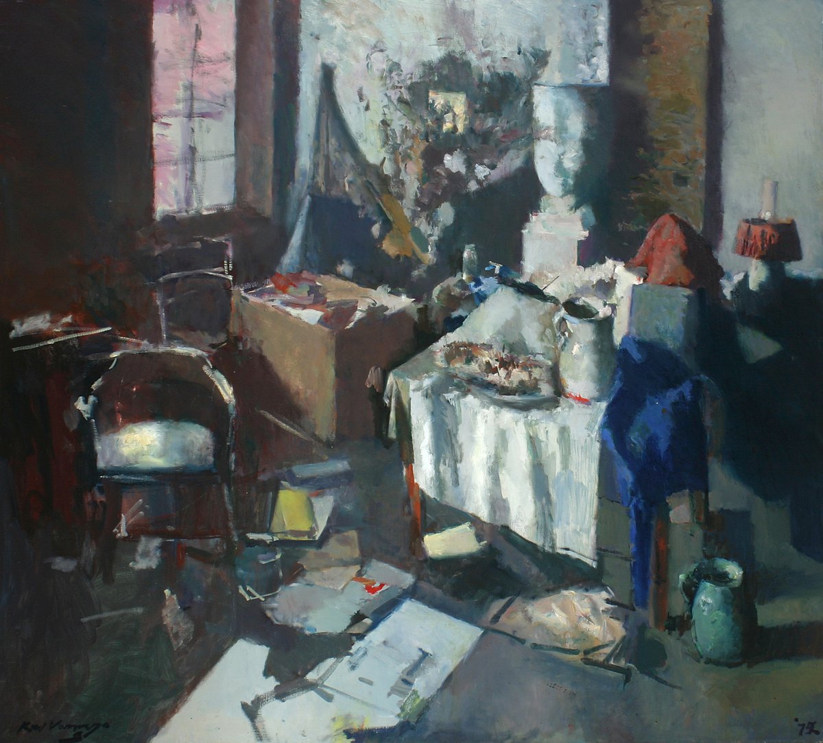 Het schilderij weergeeft een rommelig atelier. Er zijn verschillende voorwerpen afgebeeld zoals stoelen, tafels en vazen