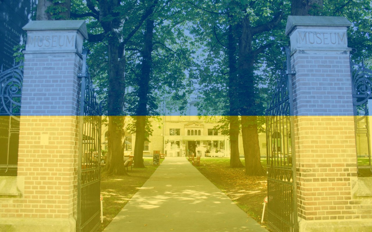 Dordrechts Museum steunt Oekraïne, de museumtuin en poort in de kleuren van de Oekraïense vlag