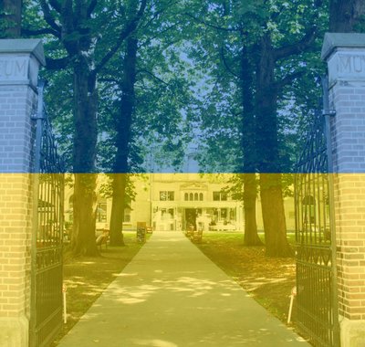 Dordrechts Museum steunt Oekraïne, de museumtuin en poort in de kleuren van de Oekraïense vlag