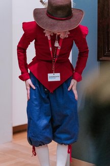 Emma in haar zelfgemaakte kleding