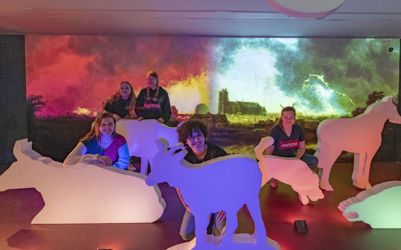 Take pART jongeren zitten bij diverse boerderij dieren in een lichtstudio van Cuyp.