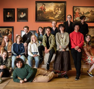 Vijftien jongeren staan als groep op de foto in een zaal van Dordrechts Museum.