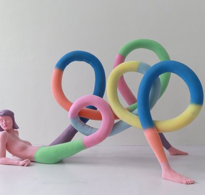 Een kleurig kunstwerk van een vrouw wiens superlange benen in allerlei kronkels buigen.