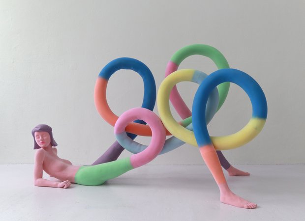 Een kleurig kunstwerk van een vrouw wiens superlange benen in allerlei kronkels buigen.