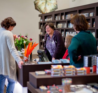 Vrijwilligers werken in de MuseumShop