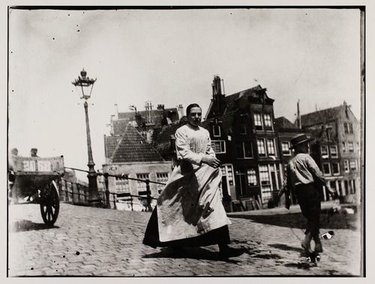 Vrouw op brug (Lindengracht Amsterdam)