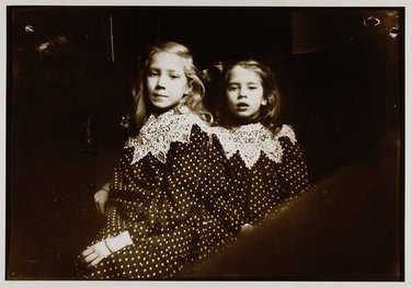 Twee meisjes (onbekend)