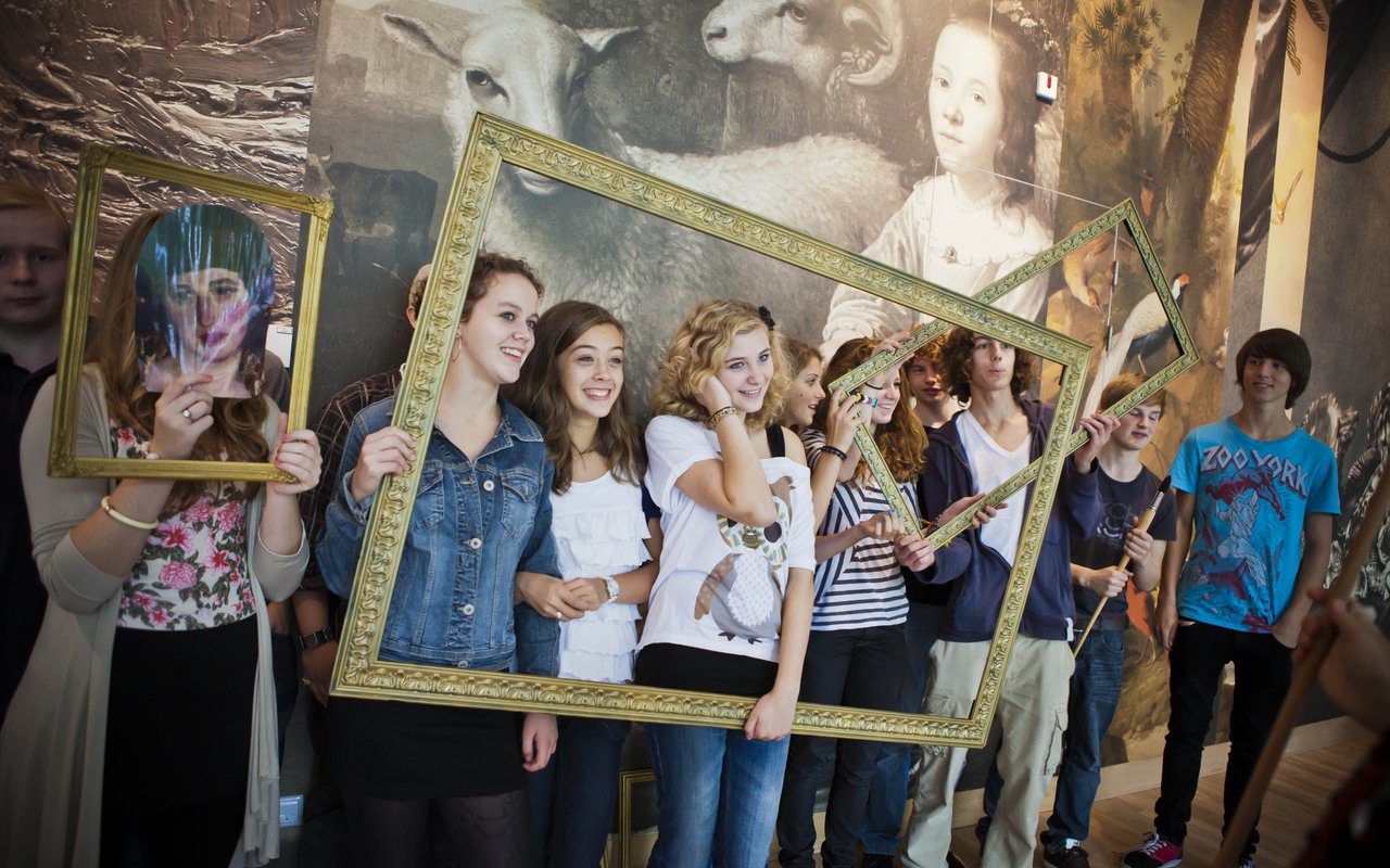 Jongeren tijdens museum workshop