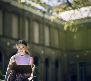 Ruud Baan - Meisje tekent in de museumtuin - 2021