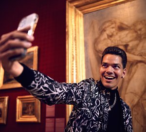 Man maakt selfie voor werk van Ary Scheffer - 2021