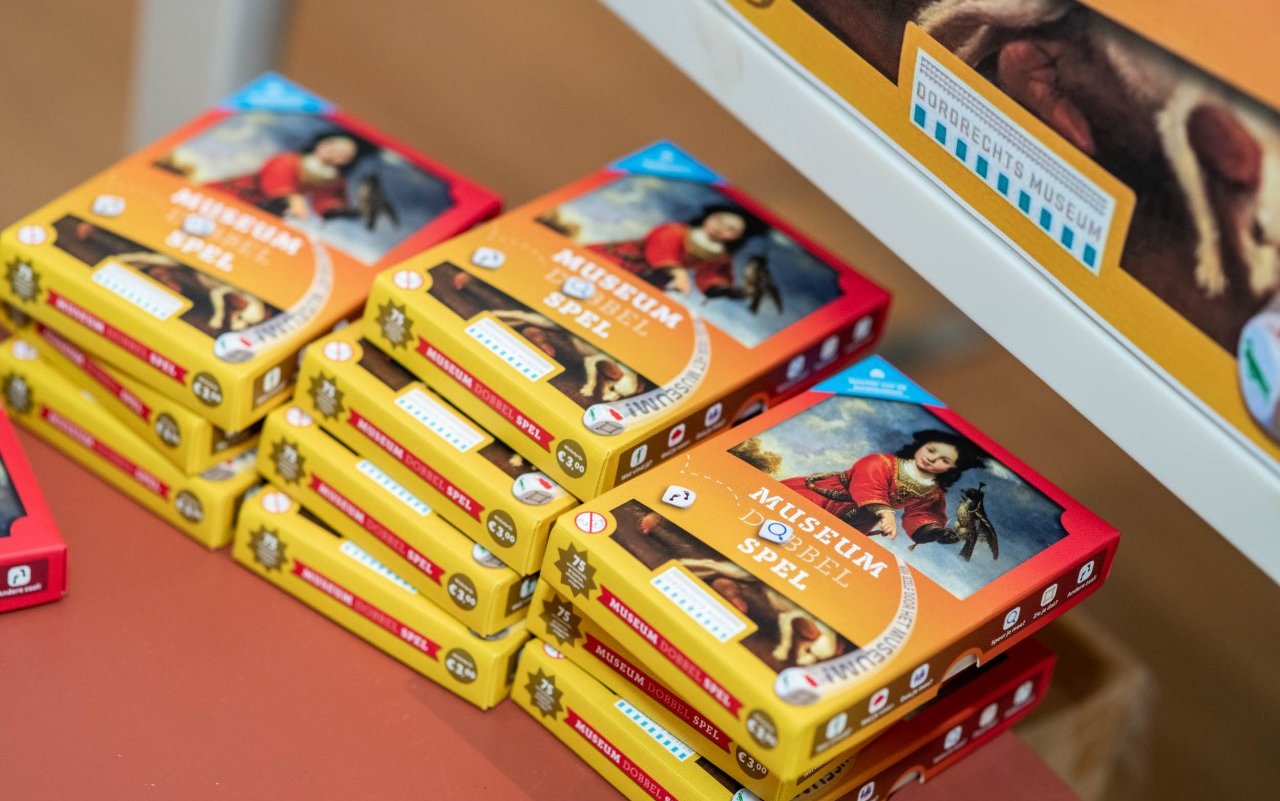 Het museum dobbelspel is gratis te spelen voor families met kinderen in het museum.