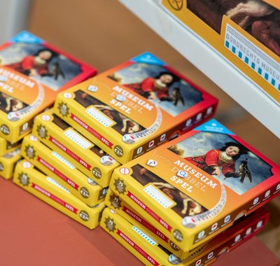 Het museum dobbelspel is gratis te spelen voor families met kinderen in het museum.