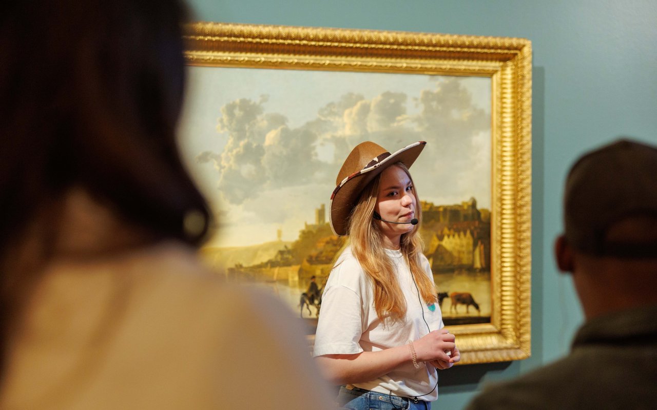 Take pART rondleidingen in Dordrechts Museum. Een van de jongeren presenteert een kunstwerk.