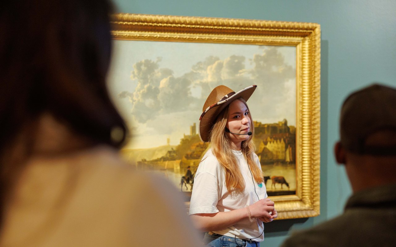 Take pARTners Floor presenteert een kunstwerk tijdens haar Cuyp rondleiding in het Dordrechts Museum.