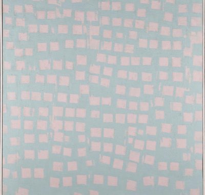 De achtergrond van het schilderij is grijsblauw. Hierop zijn roze kleine vierkanten afgebeeld over het gehele schilderij zonder specifiek patroon.